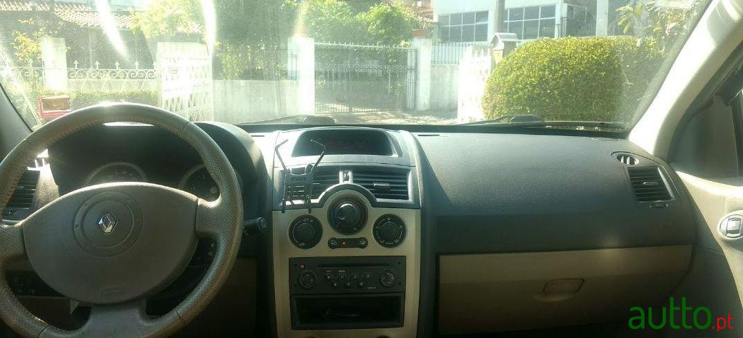 2004' Renault Megane Break photo #1