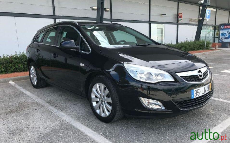 2011' Opel Astra Caravan photo #2