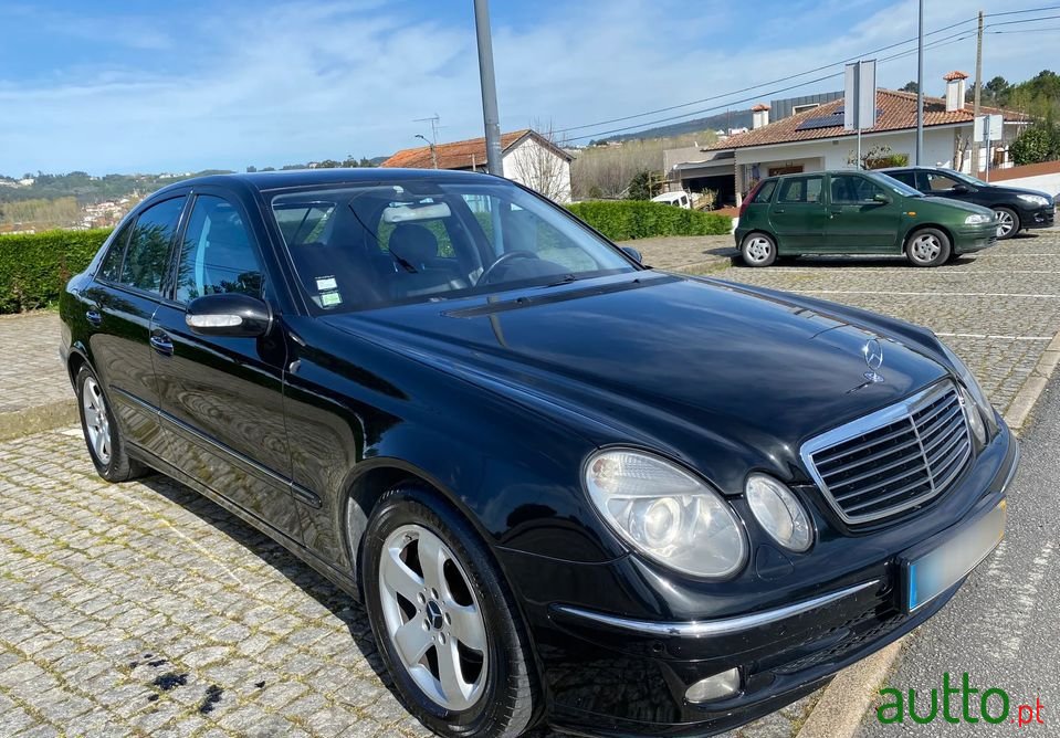 2002' Mercedes-Benz E-220 photo #1