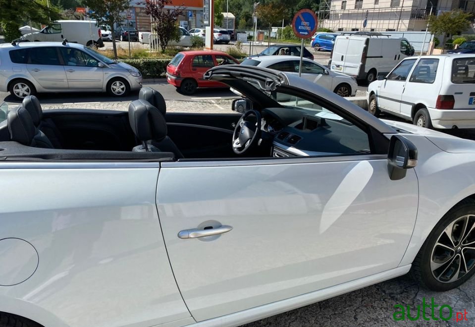 2012' Renault Megane photo #5