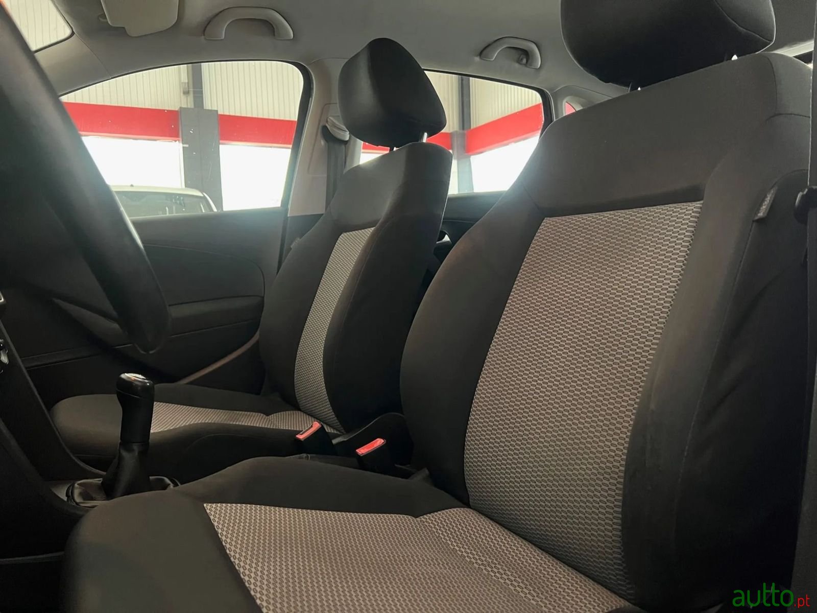 2011' Volkswagen Polo photo #6