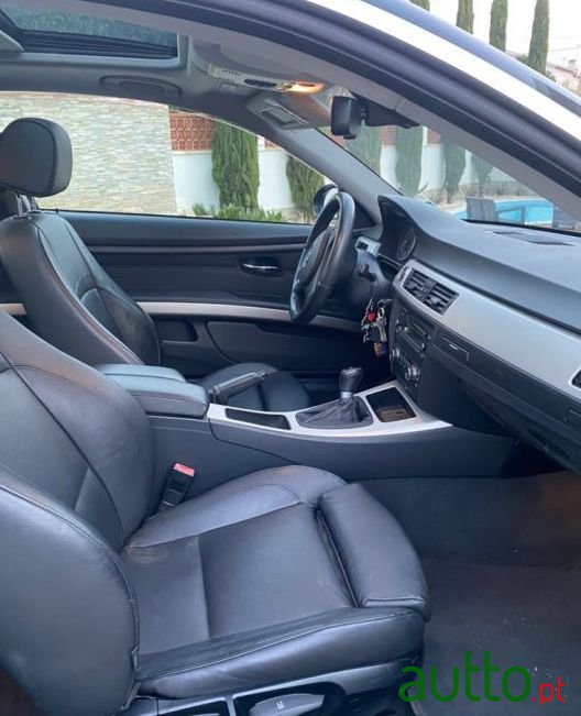 2009' BMW 320 Coupé photo #1