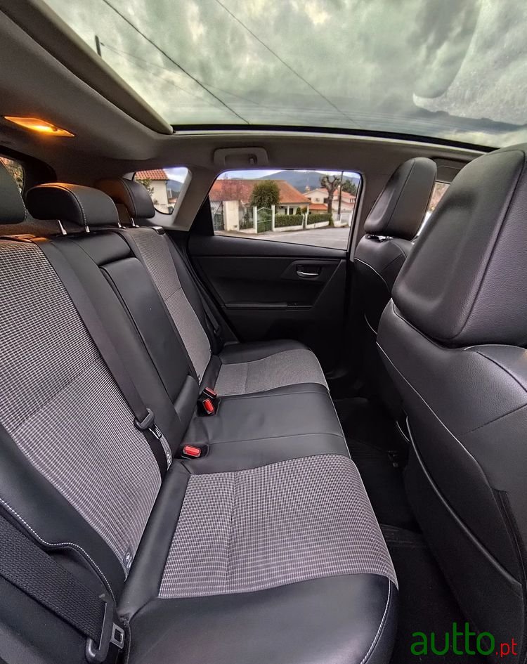 2017' Toyota Auris photo #6