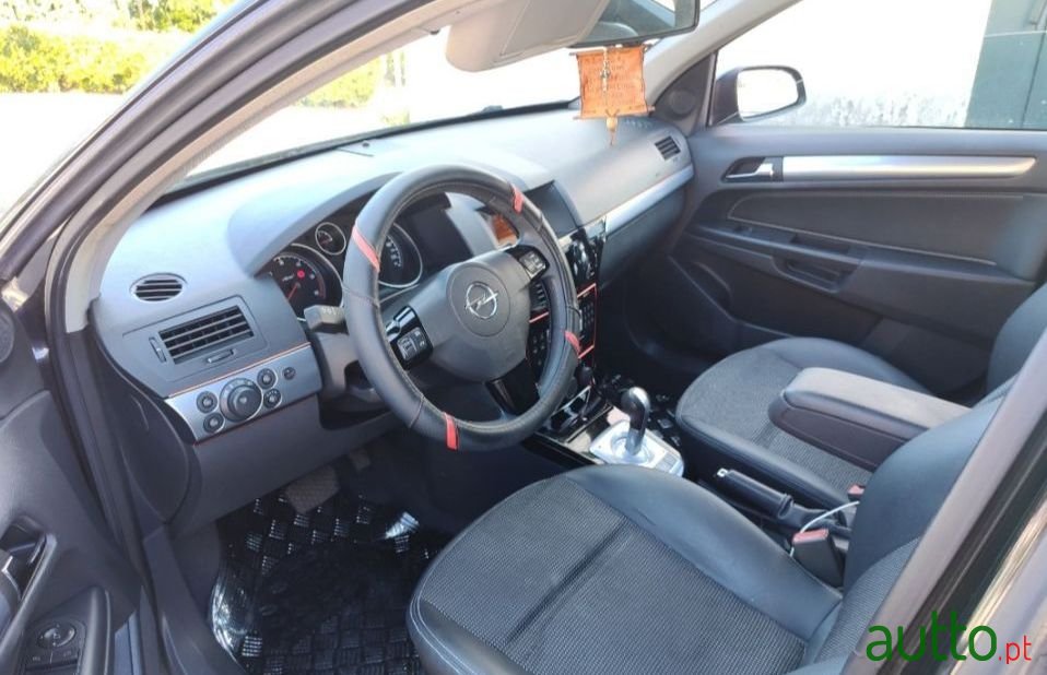 2008' Opel Astra photo #2