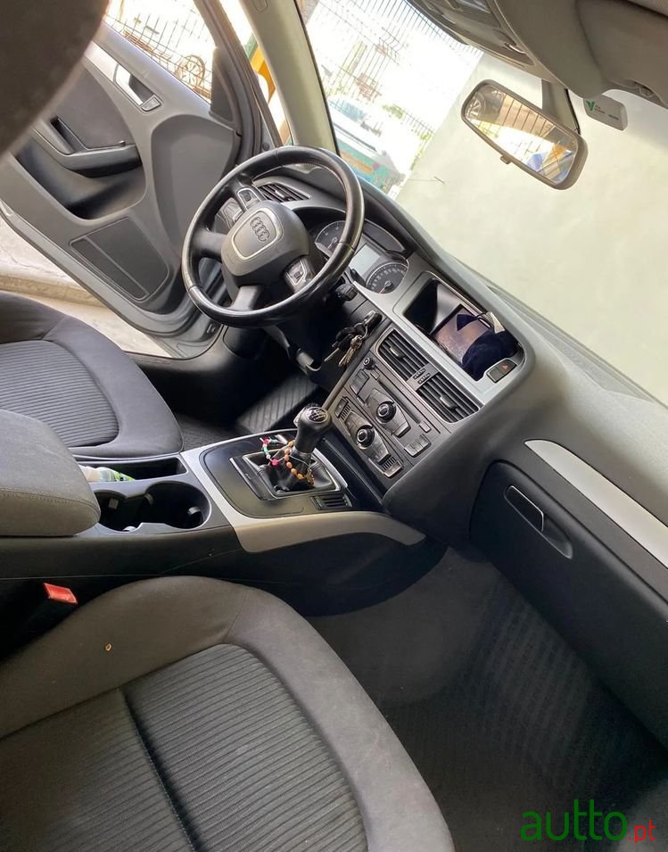 2010' Audi A4 2.0 Tdi photo #4