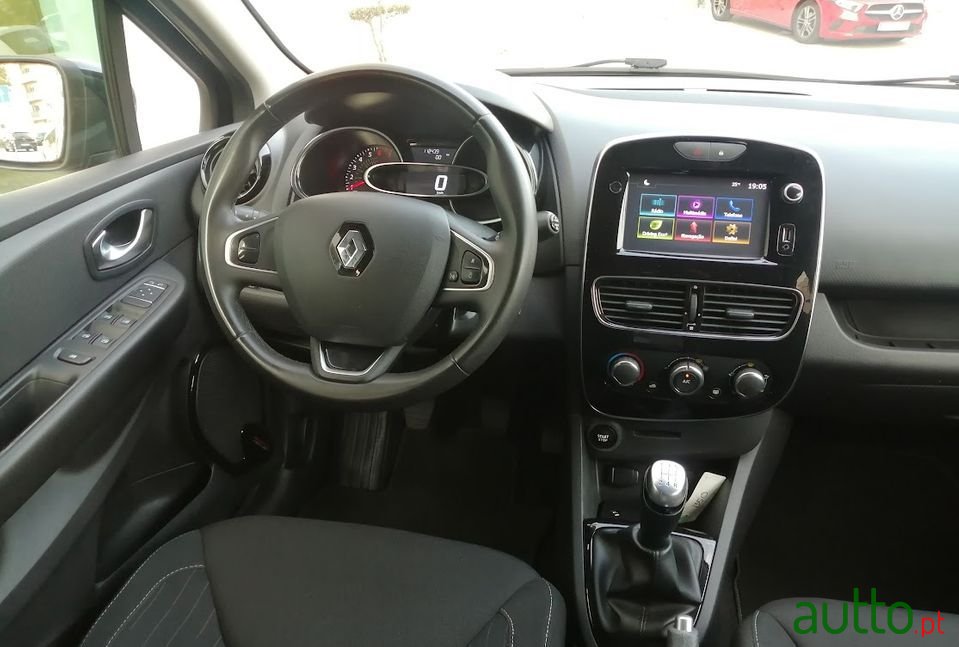 2018' Renault Clio Sport Tourer photo #6