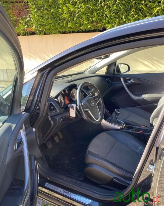 2012' Opel Astra Sport Tourer photo #2