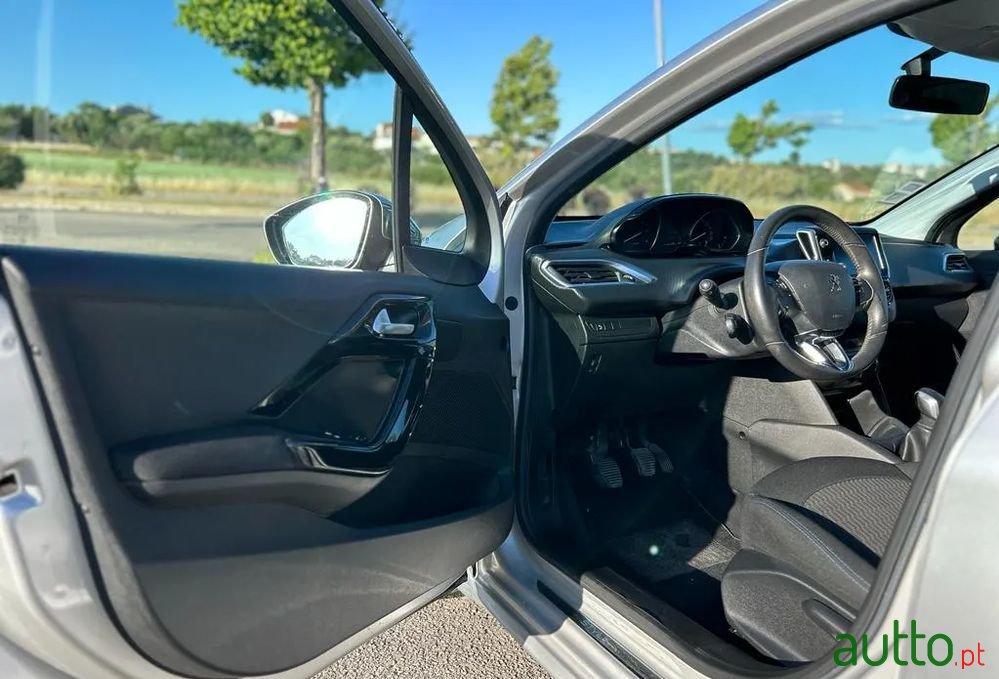 2018' Peugeot 208 photo #6