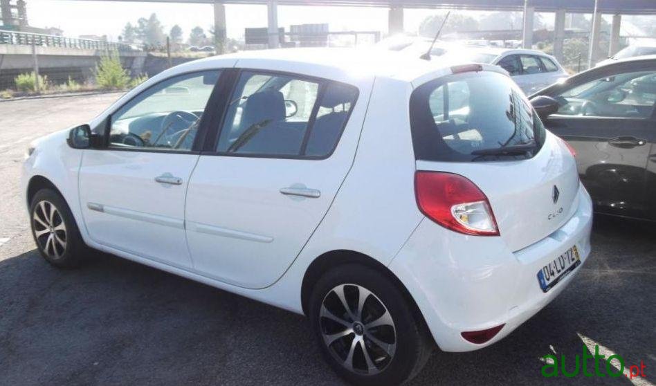 2010' Renault Clio photo #2