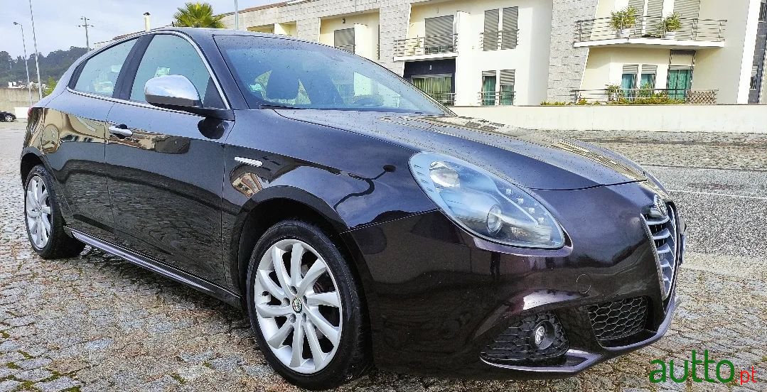 2012' Alfa Romeo Giulietta photo #3