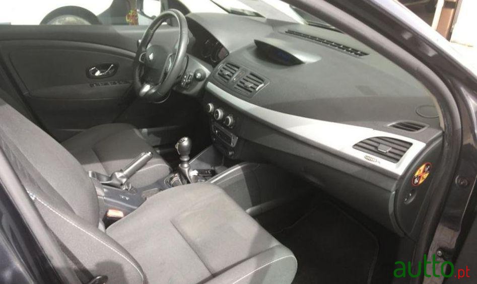 2012' Renault Megane Sport Tourer photo #3