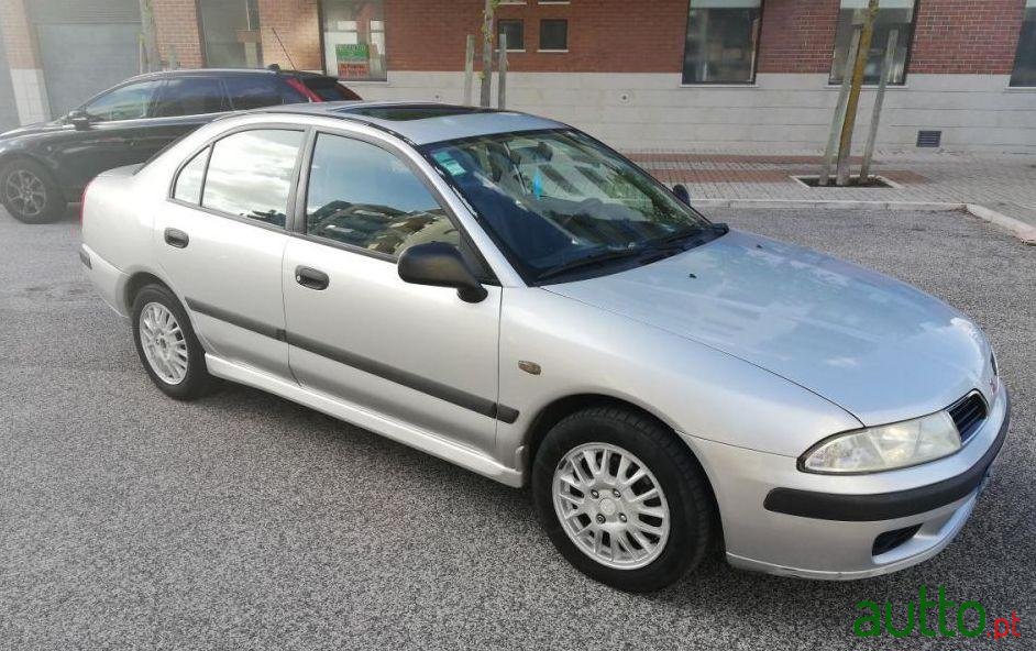 2005' Mitsubishi Carisma photo #1