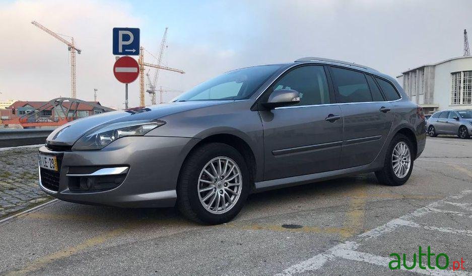 2010' Renault Laguna Break photo #2