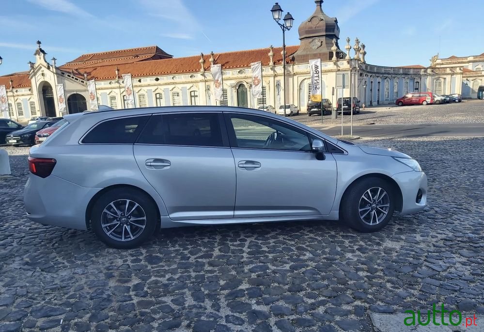 2015' Toyota Avensis Touring Sports photo #2