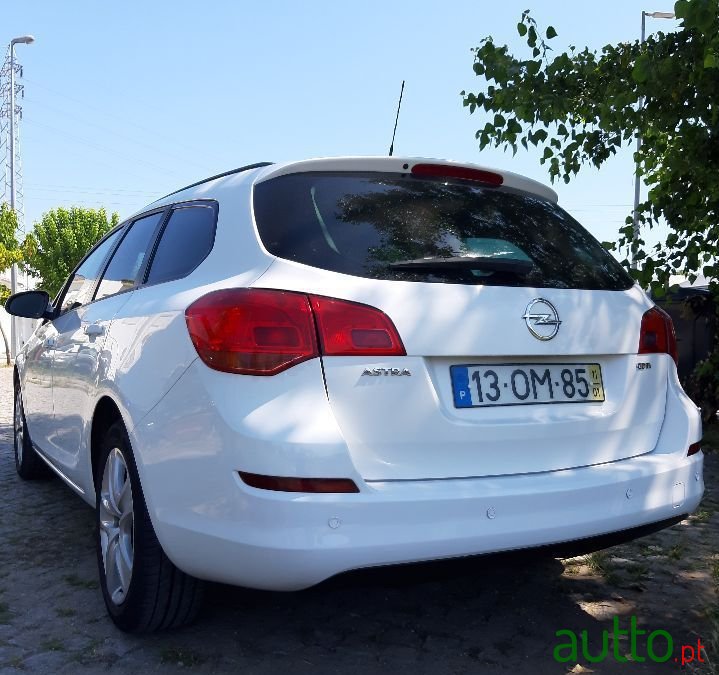 2011' Opel Astra Sports Tourer photo #2
