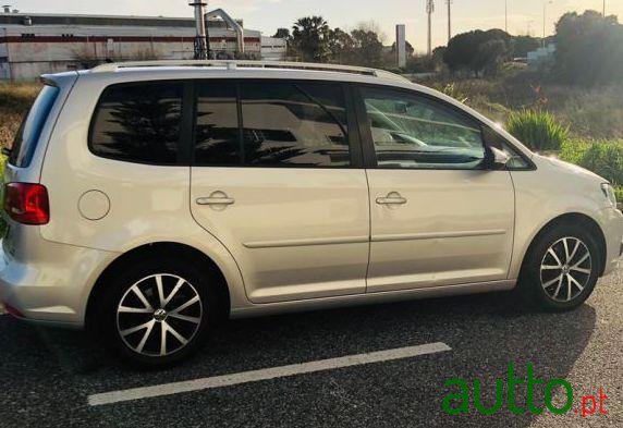 2012' Volkswagen Touran photo #2