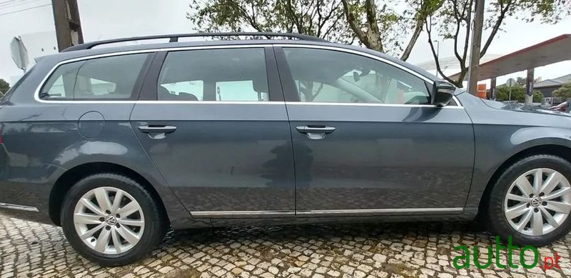 2011' Volkswagen Passat Variant photo #3