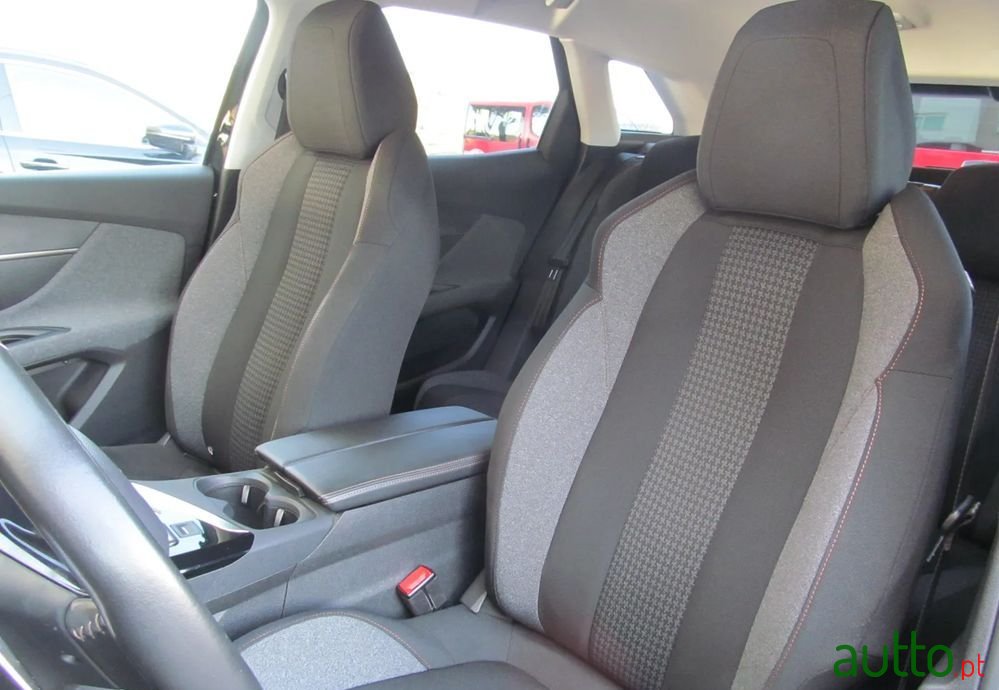 2020' Peugeot 3008 photo #6