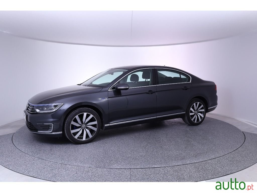 2018' Volkswagen Passat photo #2