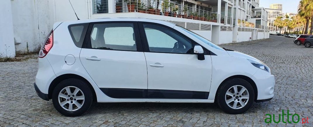 2011' Renault Scenic photo #4