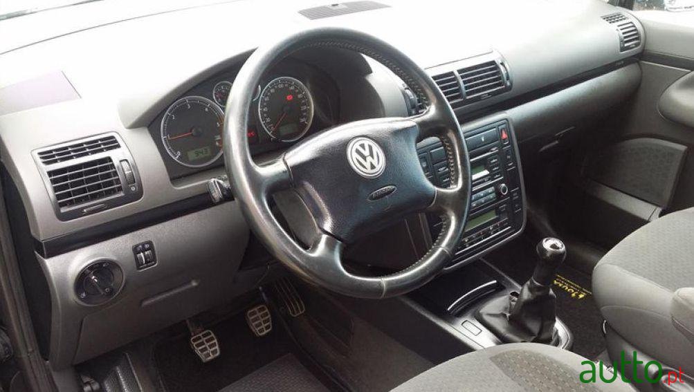 2009' Volkswagen Sharan 2.0 TDi BlueMotion photo #3