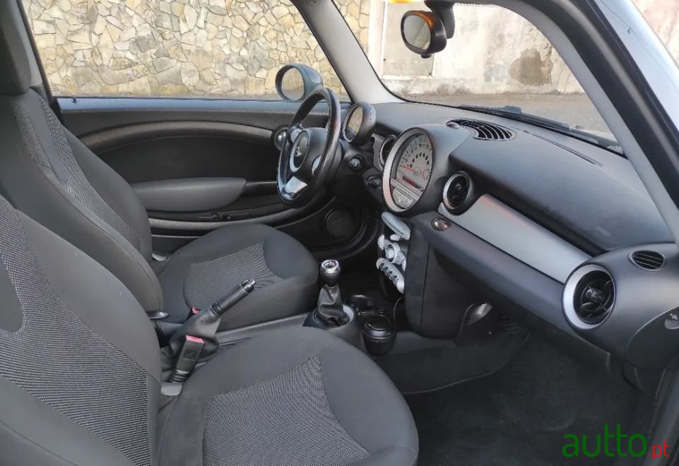 2010' MINI Cooper photo #6
