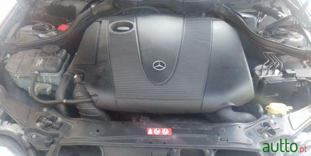 2004' Mercedes-Benz C-220 Elegance photo #4