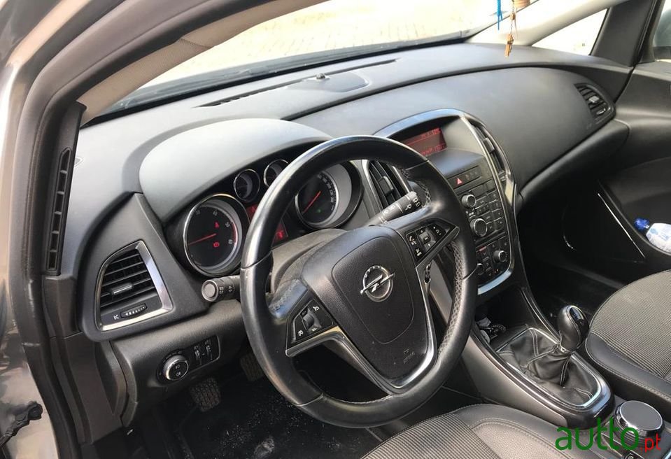 2010' Opel Astra photo #4