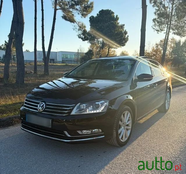 2011' Volkswagen Passat photo #2