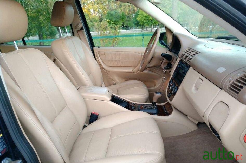 2004' Mercedes-Benz Ml-270 Cdi Aut. photo #2