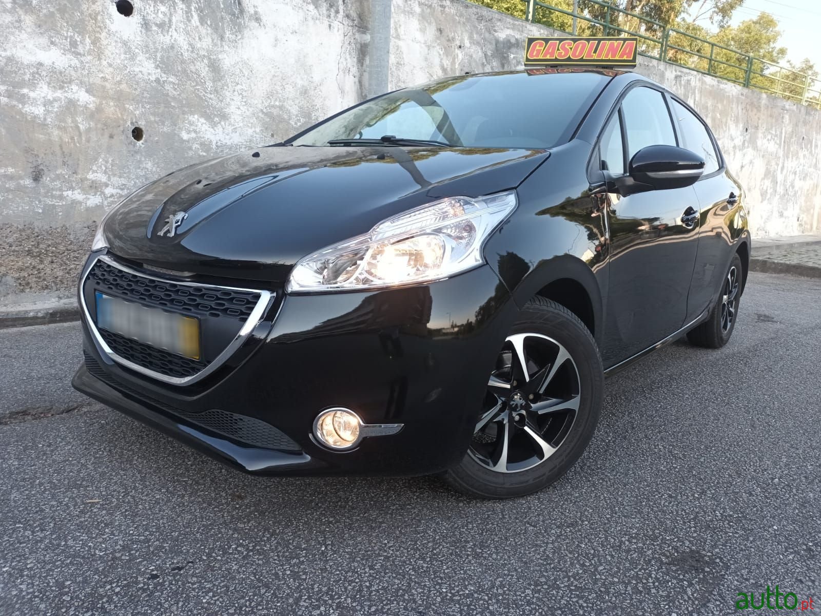 2013' Peugeot 208 photo #2