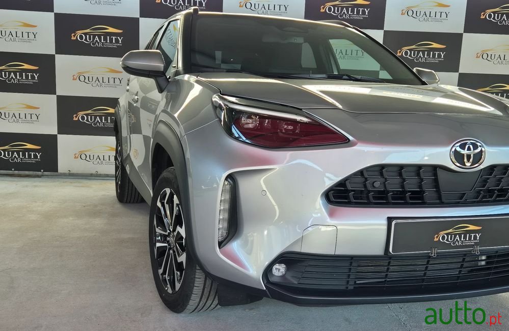 2024' Toyota Yaris Cross 1.5 Hdf Luxury photo #2