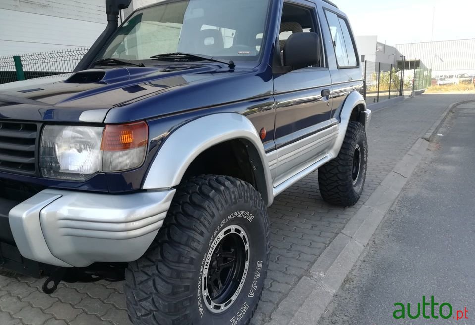 1997' Mitsubishi Pajero photo #2