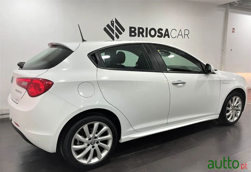 2016' Alfa Romeo Giulietta photo #4