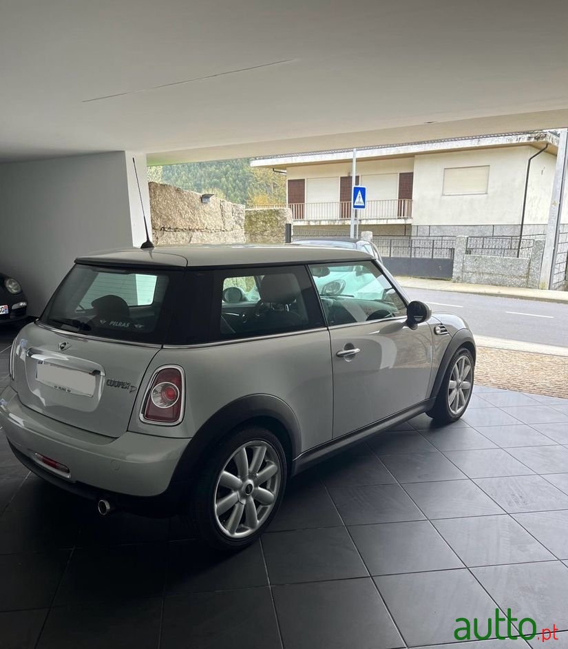 2011' MINI Cooper D photo #2