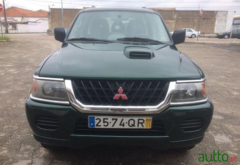 2000' Mitsubishi Pajero Sportwagon photo #3