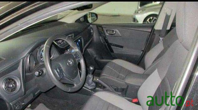 2015' Toyota Auris photo #2