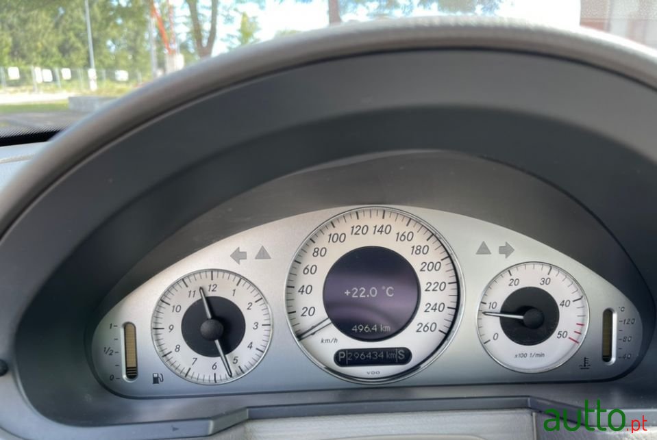 2005' Mercedes-Benz E-270 photo #4