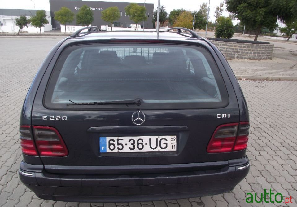 2002' Mercedes-Benz E-220 photo #3