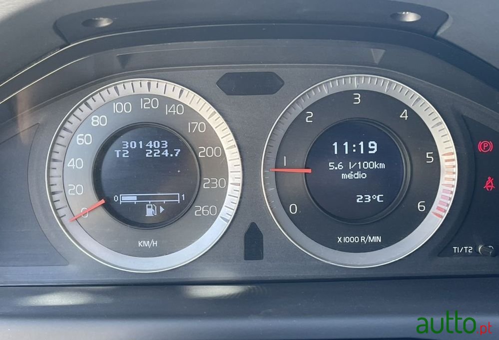 2010' Volvo V70 photo #6