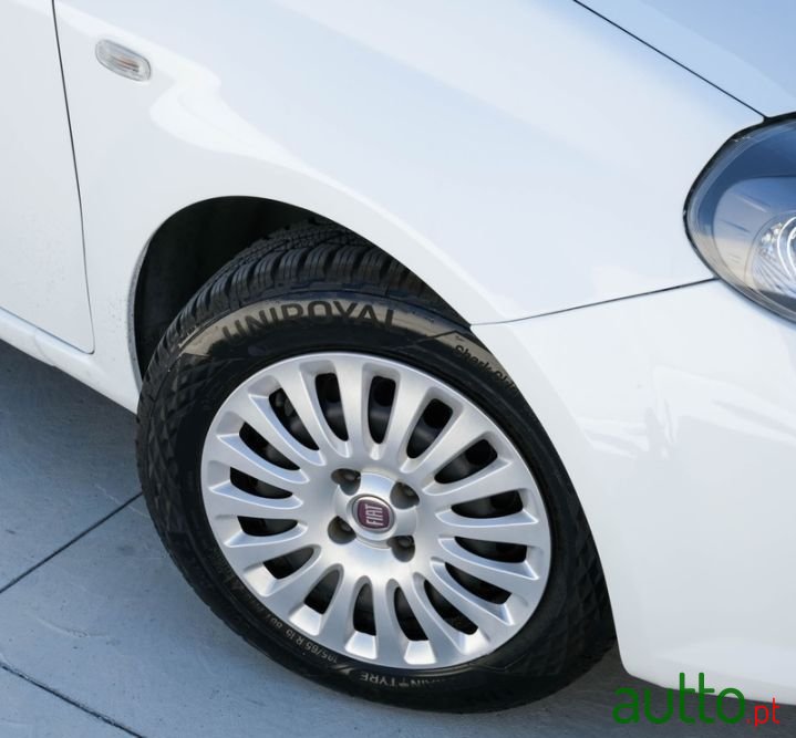 2011' Fiat Grande Punto photo #3