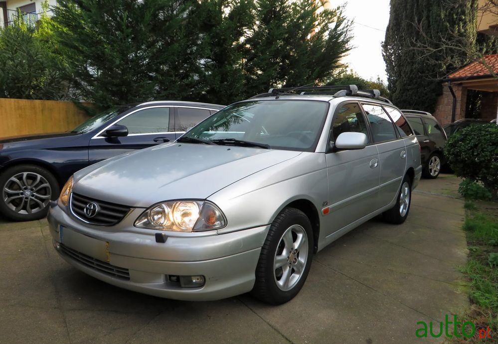 2002' Toyota Avensis Sw photo #2