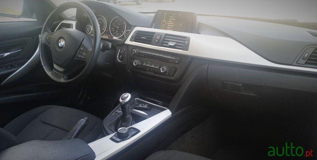 2013' BMW 318 Touring photo #1