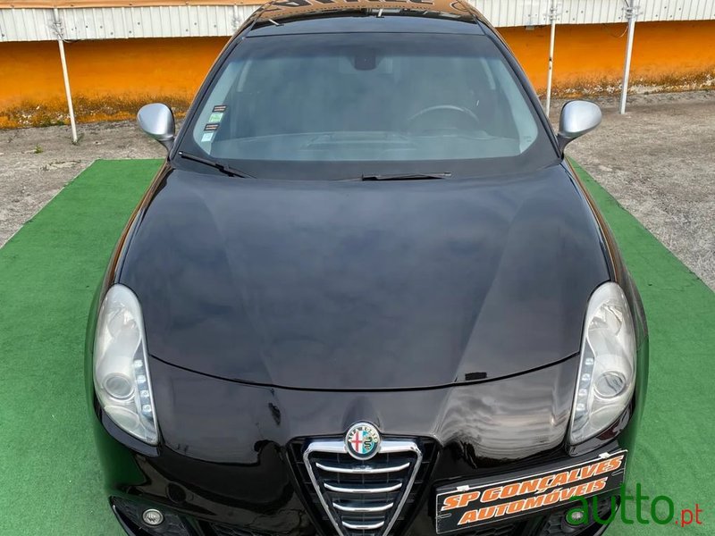 2012' Alfa Romeo Giulietta photo #4