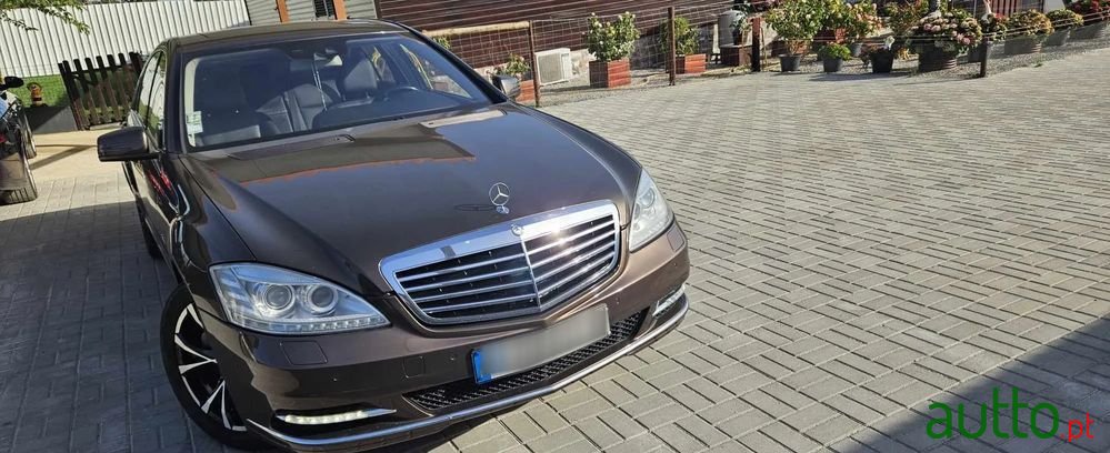 2010' Mercedes-Benz 350 photo #1