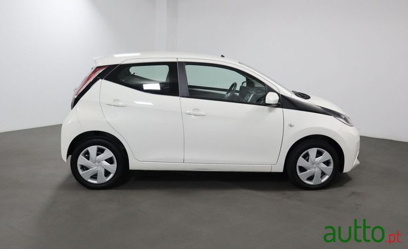 2015' Toyota Aygo 1.0 Plus photo #5