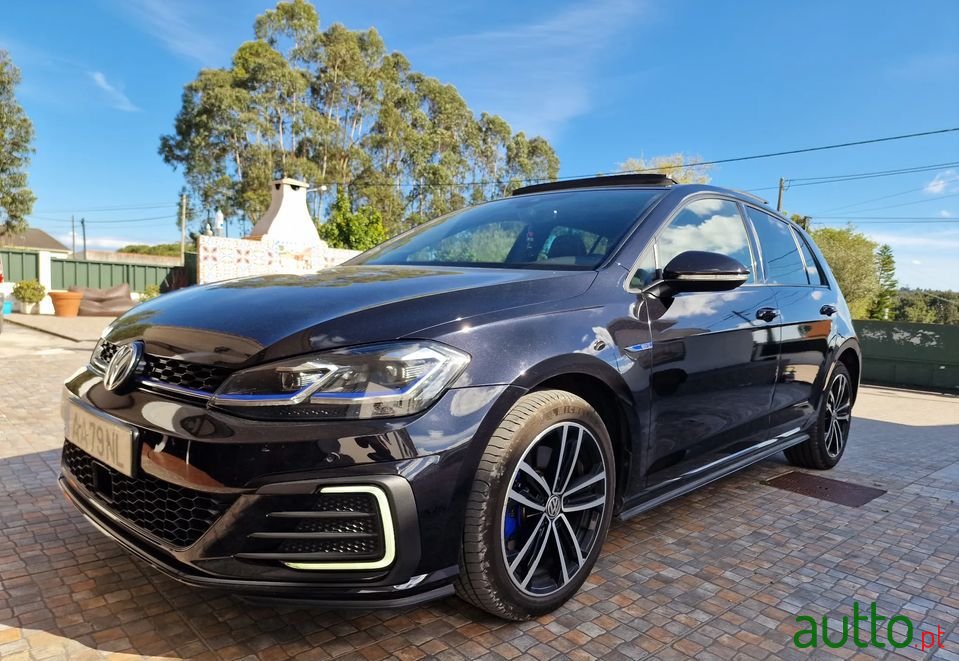 2017' Volkswagen Golf photo #1