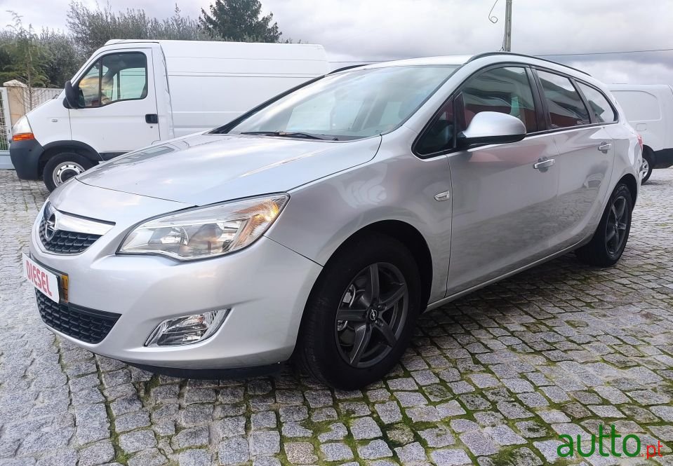 2011' Opel Astra Sports Tourer photo #3