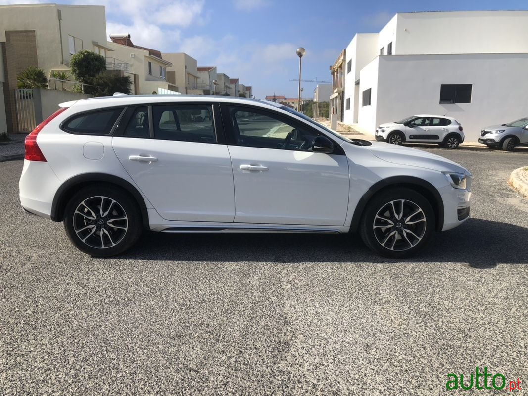2017' Volvo V60 Cross Country photo #3