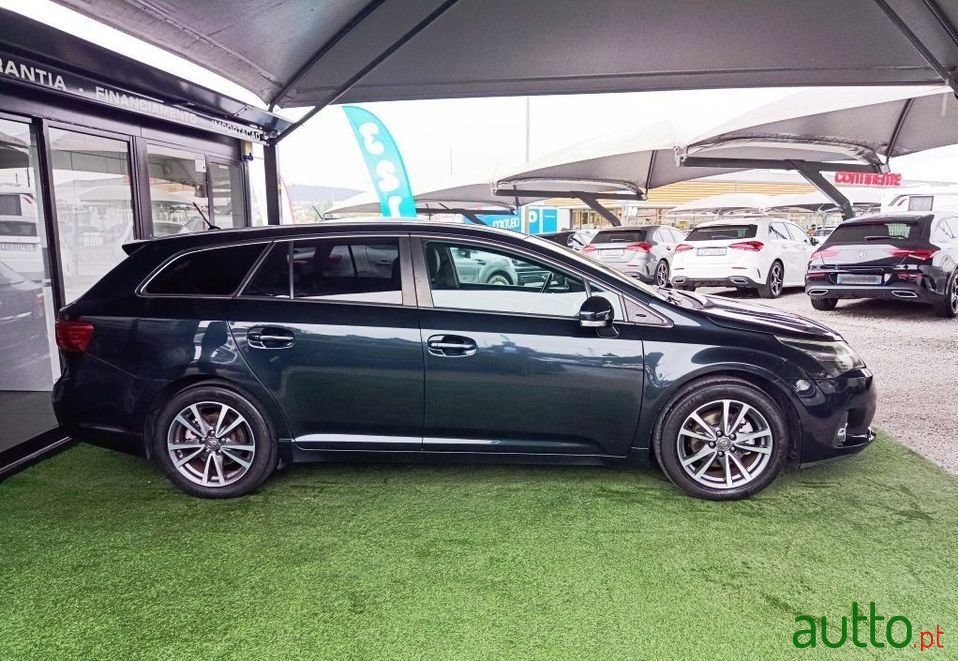 2012' Toyota Avensis Sw photo #2